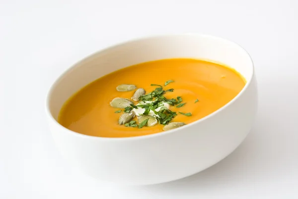Гарбузовий суп в мисці ізольований на білому тлі — стокове фото