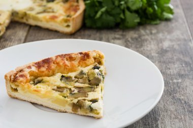 Quiche Lorraine rustik ahşap bir masa üzerinde sebze ile Fransız