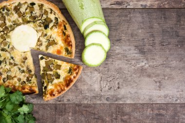 Rustik ahşap bir masa üzerinde sebze ile Fransız kiş