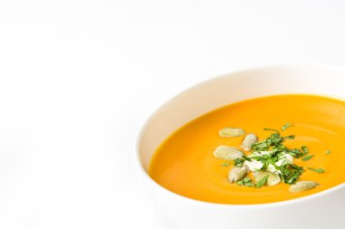 Balkabağı çorbası ve kabak çekirdeği beyaz arka plan üzerinde izole