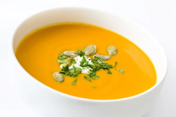 Гарбузовий суп і гарбузове насіння ізольовані на білому тлі — стокове фото