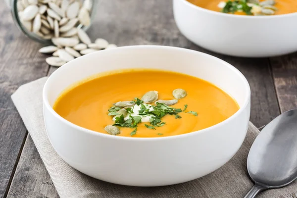 Kürbissuppe und Kürbiskerne — Stockfoto