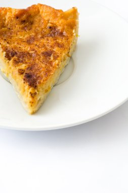 Beyaz arka plan üzerinde izole bir plaka üzerinde ev yapımı kabak pasta