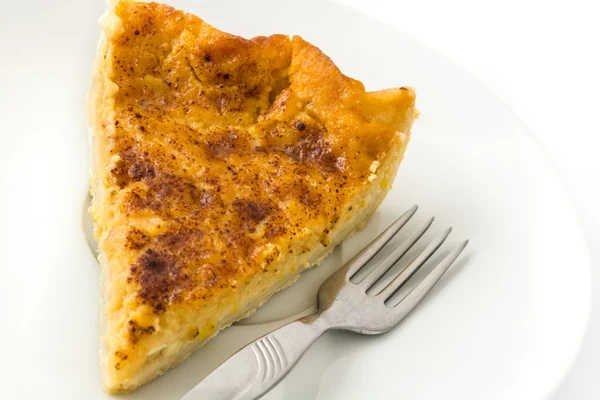 Torta de abóbora caseira em uma placa isolada no fundo branco — Fotografia de Stock