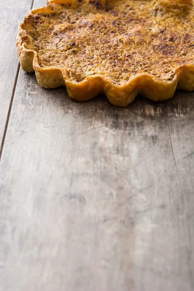 Tarte à la citrouille maison sur fond en bois — Photo