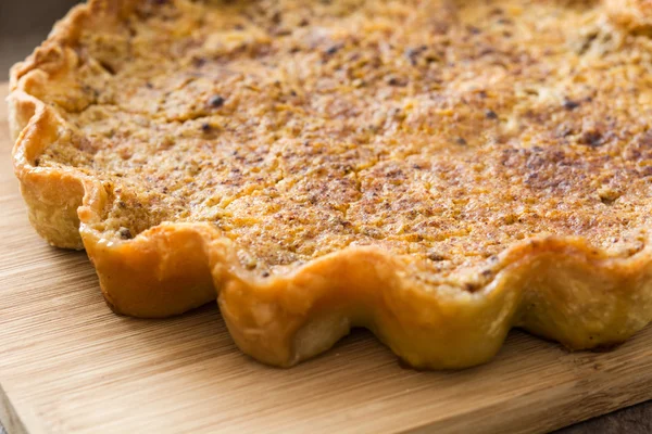 Tarta de calabaza casera sobre fondo de madera — Foto de Stock