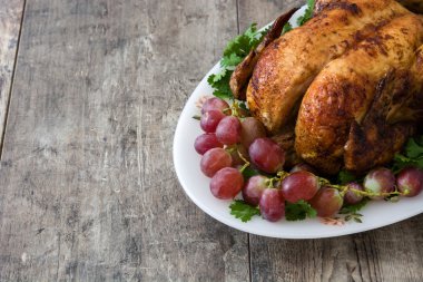 Şükran günü hindisi rustik ahşap zemin üzerine