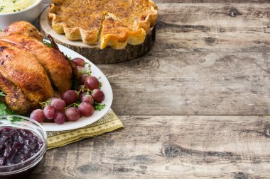 Türkiye'de Şükran günü yemeği rustik ahşap zemin üzerine
