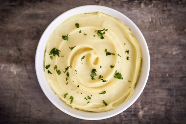 Ahşap arka plan üzerinde patates püresi