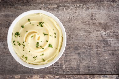 Ahşap arka plan üzerinde patates püresi