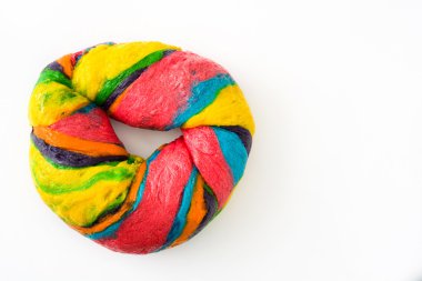 Beyaz arka plan üzerinde izole renkli simit