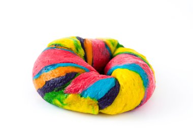 Beyaz arka plan üzerinde izole renkli simit