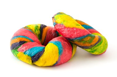 Beyaz arka plan üzerinde izole renkli simit