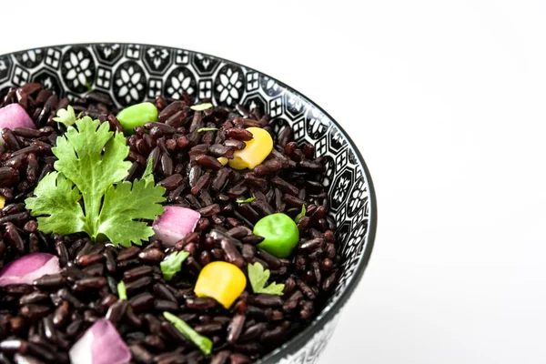 Arroz preto e legumes em uma tigela isolada em fundo branco — Fotografia de Stock