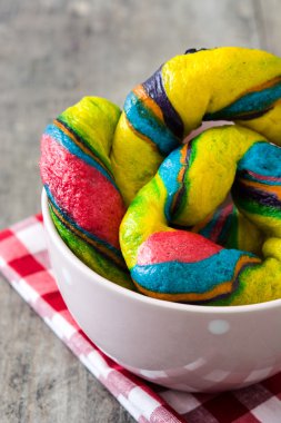 Rustik ahşap masa arka plan üzerinde renkli simit