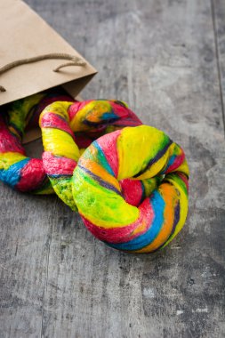 Rustik ahşap masa arka plan üzerinde renkli simit