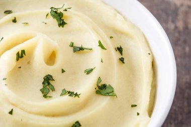 Ahşap bir masa üzerinde patates püresi