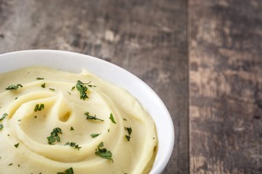 Ahşap bir masa üzerinde patates püresi