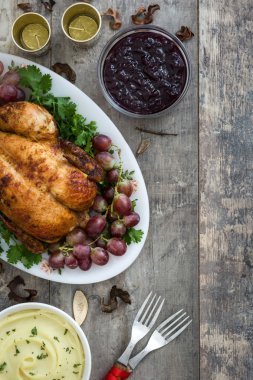 Şükran günü hindisi rustik ahşap zemin üzerine