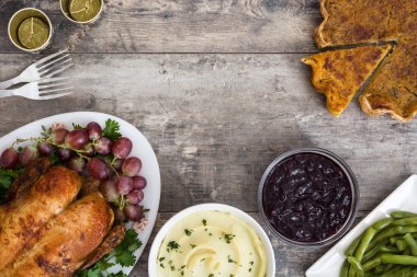 Şükran günü hindisi rustik ahşap zemin üzerine