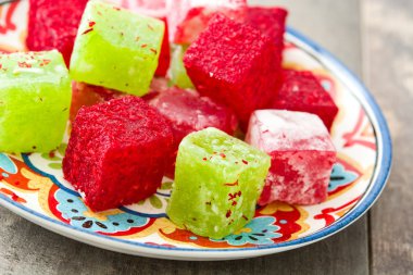 Ahşap bir masa üzerinde Türk lokumu