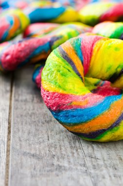 Ahşap bir masa üzerinde renkli simit