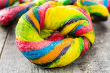 Ahşap bir masa üzerinde renkli simit