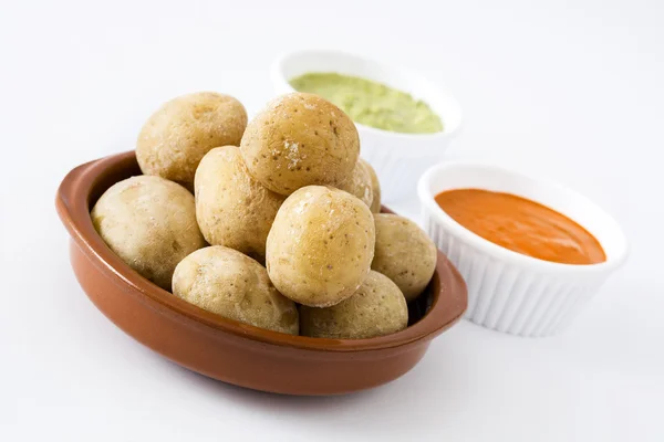 Patate canarie (papas arrugadas) con salsa mojo isolata su sfondo bianco — Foto Stock