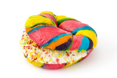 Beyaz arka plan üzerinde izole renkli simit