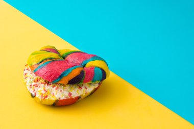 Sarı ve mavi arka plan üzerinde renkli simit