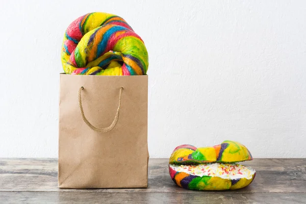 Bagels colorés dans un sac — Photo