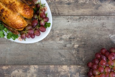 Şükran günü hindisi rustik ahşap zemin üzerine