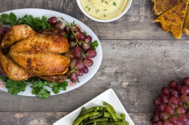 Şükran günü hindisi rustik ahşap zemin üzerine