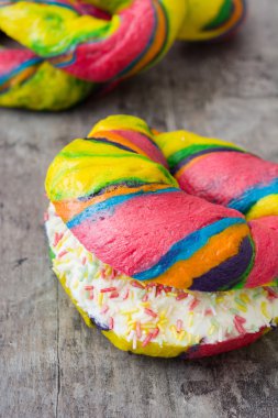 Renkli simit peynir ve ahşap bir masa üzerinde sprinkles ile