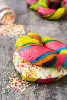 Renkli simit peynir ve ahşap bir masa üzerinde sprinkles ile