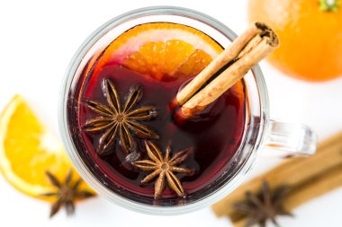 Noel beyaz arka plan üzerinde izole şarap mulled