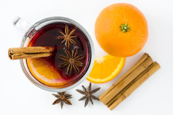 Vin chaud de Noël isolé sur fond blanc — Photo