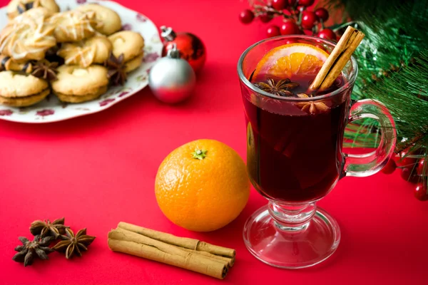 Vino caliente de Navidad y decoración de Navidad — Foto de Stock