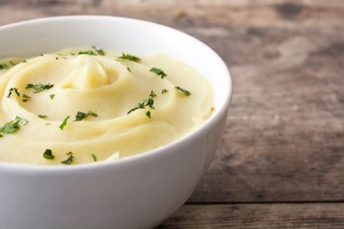 Ahşap masa üzerinde patates püresi