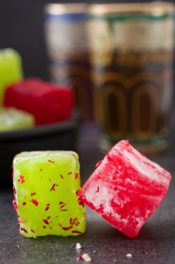 Türk lokumu ve siyah arduvaz arka planda çay