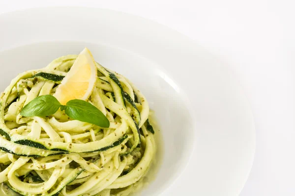 Cukinia z makaronem z sosem pesto i spiralizer izolowana na białym tle — Zdjęcie stockowe