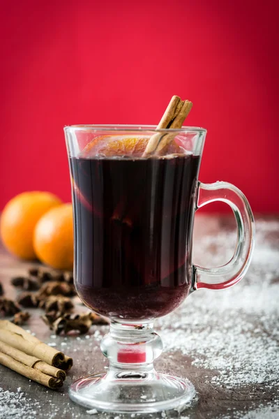 Weihnachtsglühwein und Weihnachtsdekoration — Stockfoto