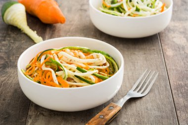 Havuç ve kabak erişte bir rustik ahşap tablo