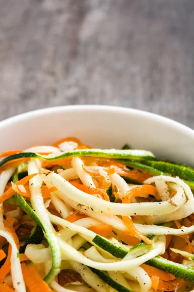 Morot och zucchini nudlar på ett rustikt träbord — Stockfoto