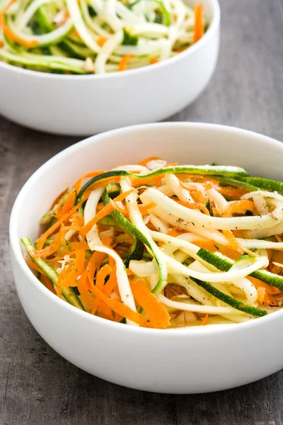 Morot och zucchini nudlar på ett rustikt träbord — Stockfoto