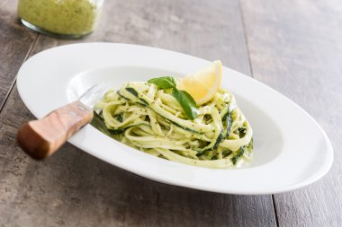 Ahşap masa üzerinde pesto soslu kabak erişte