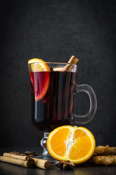 Weihnachtsglühwein auf schwarzem Schiefergrund — Stockfoto