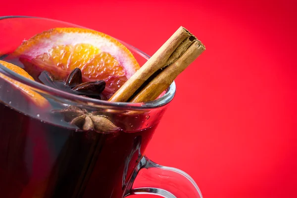 Vin chaud de Noël sur fond rouge — Photo