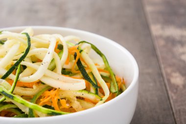 Havuç ve kabak erişte bir rustik ahşap tablo