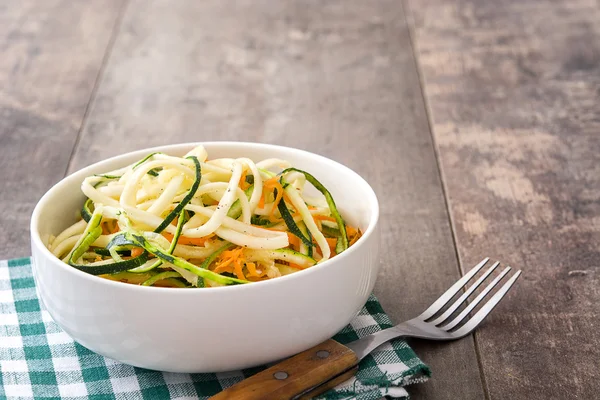 Morot och zucchini nudlar på ett rustikt träbord — Stockfoto